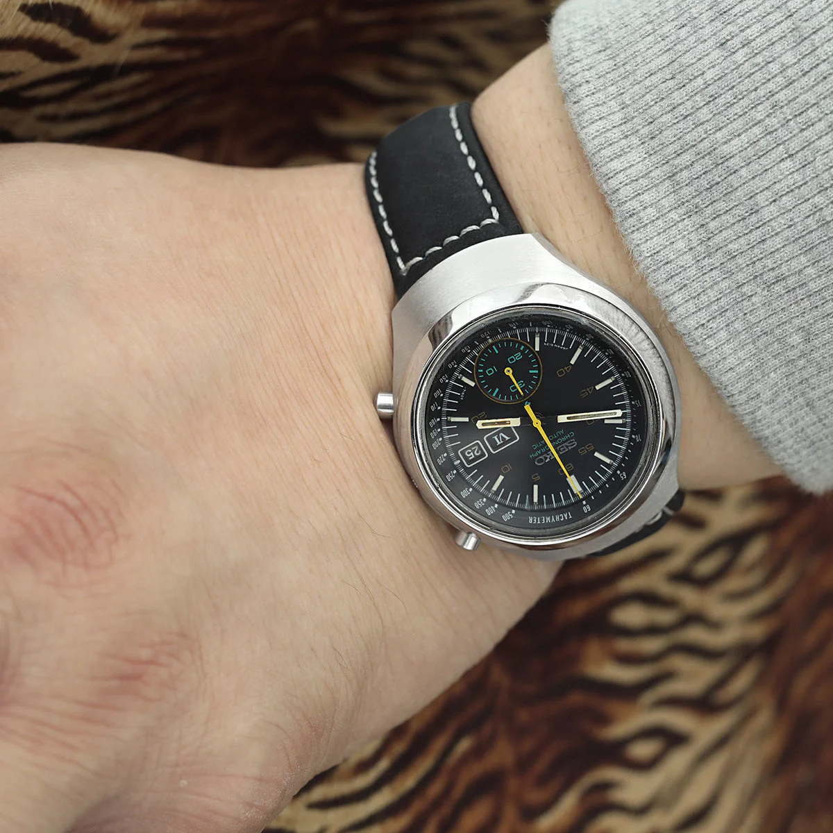 MiLTAT 20mm Matte Black Nubuck Leather Watch Strap, Beige Stitching - Image 4