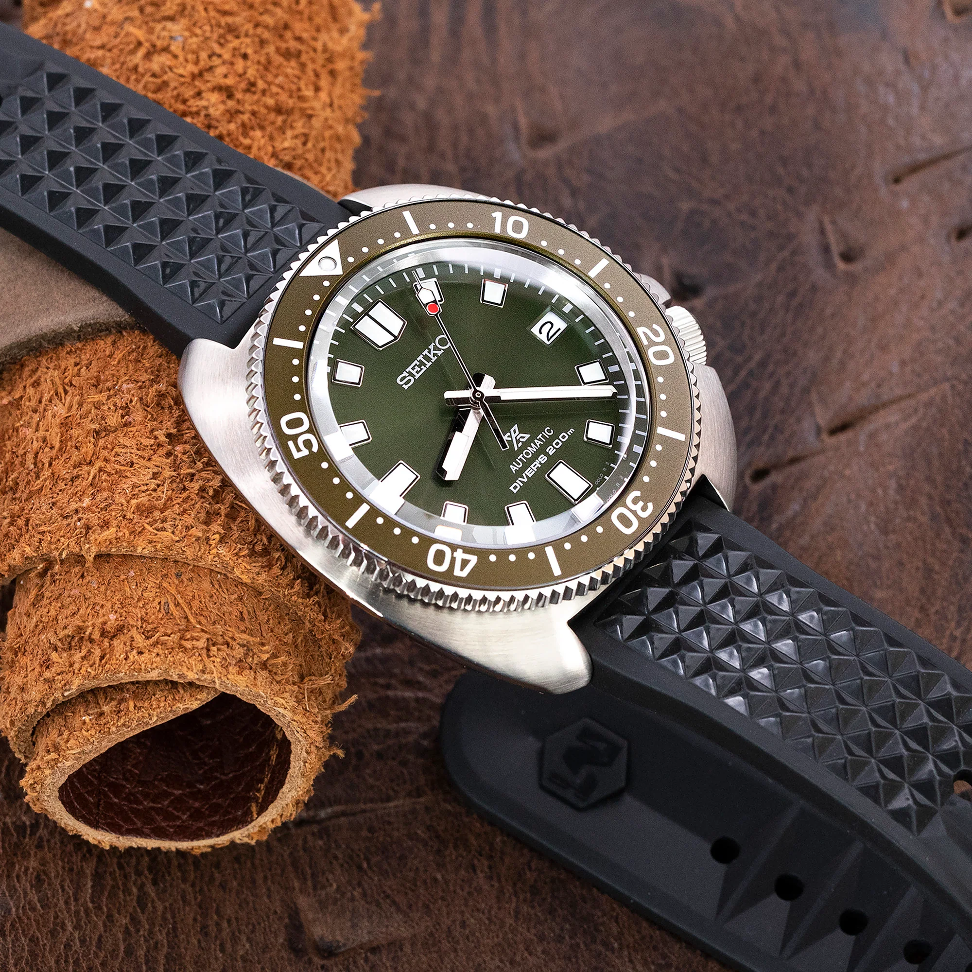 Chaffle Black FKM Rubber watch strap, 19mm to 22mm - Image 4